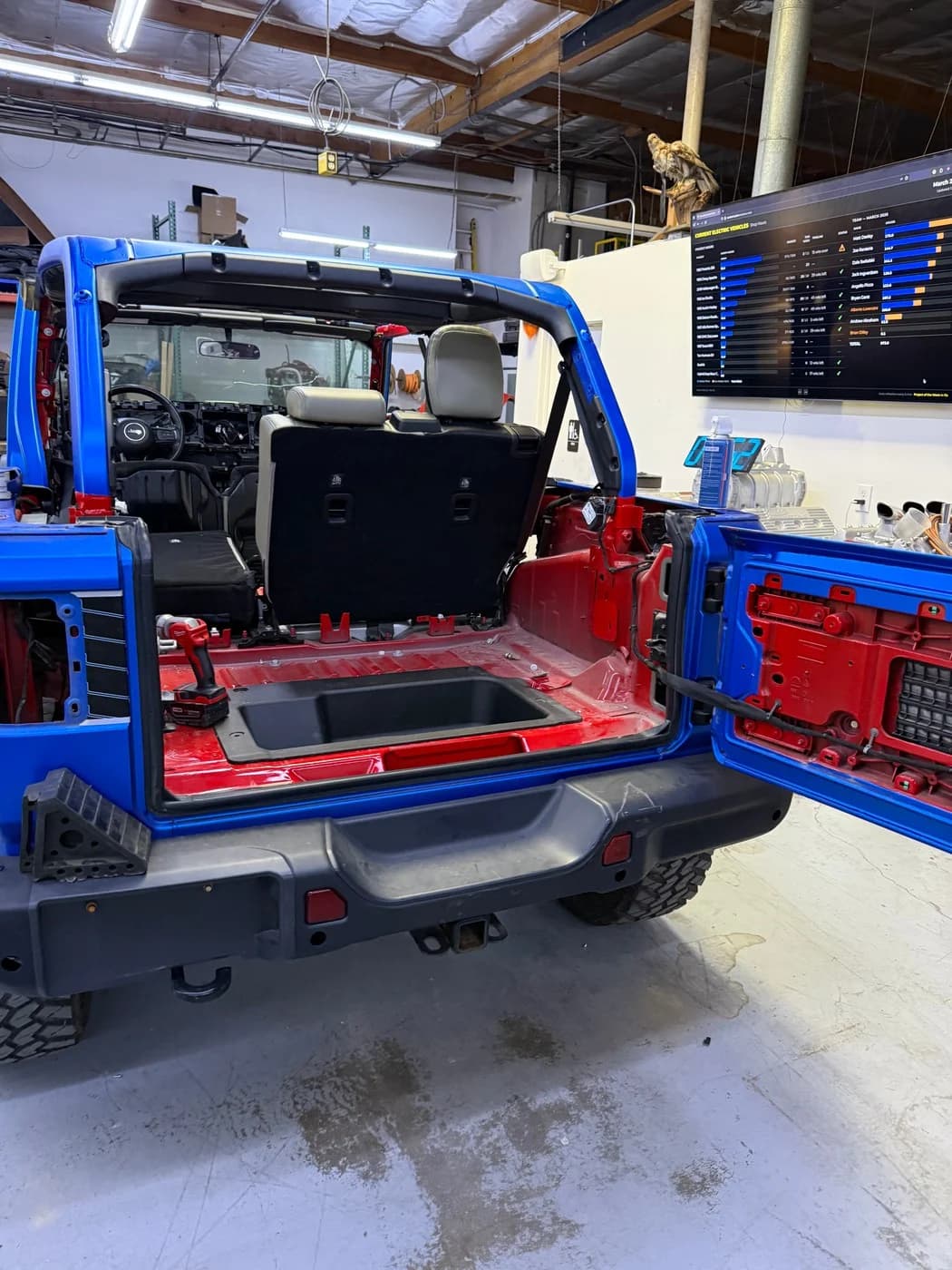 Rear cabin and vehicle layout.